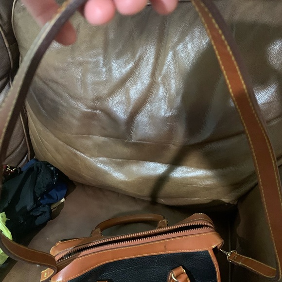 Medium size Brown and black dooney and bourke purse. Very clean 3 inside pocket - Picture 7 of 8